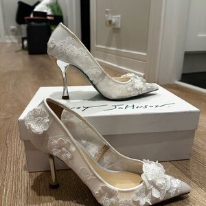 Aimey Ivory Betsey Johnson White Floral Lace Pointed Heel Pumps